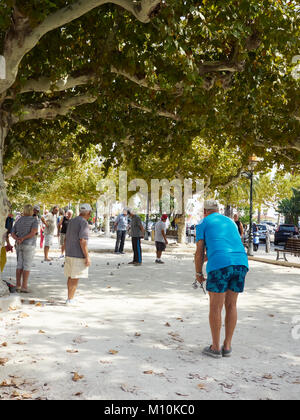 Le persone che giocano una partita a bocce a Lavandou, Francia Foto Stock