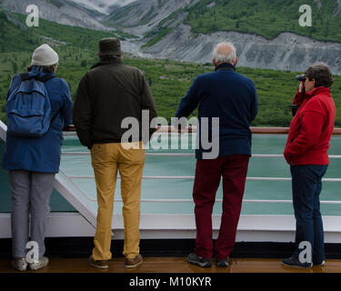 I cittadini anziani godendo il pensionamento in stand by deck ringhiera guardando a paesaggi sulla crociera in Alaska - Parco Nazionale di Glacier Bay, Alaska, Stati Uniti Foto Stock