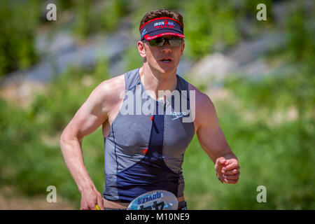 Un triathlon è a più stadi che coinvolge la concorrenza il completamento di tre continuo e sequenziale le discipline endurance. Foto Stock