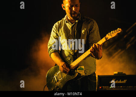 La Scottish post-rock band Mogwai esegue un concerto dal vivo all'Arena stadio a Roskilde Festival 2014. Qui la banda del chitarrista Giovanni Cummings è raffigurato dal vivo sul palco. Danimarca 04.07.2014. Foto Stock