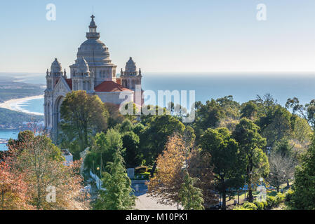 Vista aerea con il Santuario di Santa Luzia e il Sacro Cuore di Gesù a Viana do Castelo città nella provincia del Minho, Portogallo Foto Stock