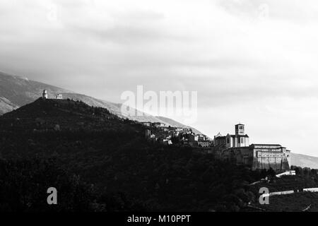 Bellissima vista della città di Assisi (Umbria) da un punto di vista insolito, con morbide ombre al tramonto Foto Stock