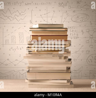 Una pila di libri con formule matematiche scritte in stile doodle sullo sfondo Foto Stock