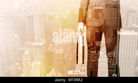 Business man guardando a caldo di sovrapposizione sullo sfondo della città Foto Stock