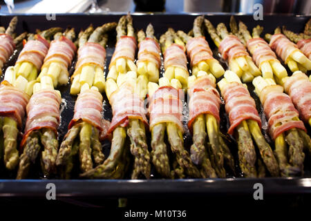 Asparagi verdi grigliati avvolto con pancetta cotte in forno Foto Stock