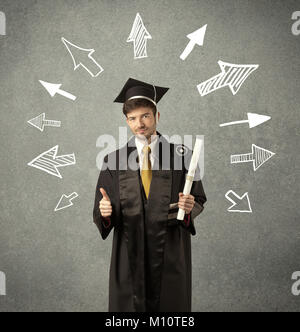 Giovane studente laureato con mano le frecce disegnate sulla parete Foto Stock