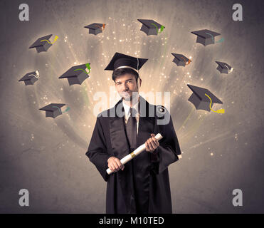 College graduate con molti battenti cappelli su sfondo grunge Foto Stock