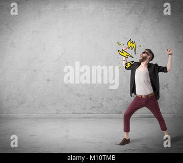 Un arrabbiato hipster ragazzo in abiti casual gridando pesantemente con tratte tuono segno illustrazione concept Foto Stock