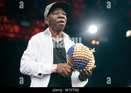 Il nigeriano Afrobeat musicista e sassofonista Seun Kuti esegue un concerto dal vivo con la sua band Egitto '80 durante la musica danese festival Festival di Roskilde 2017. Qui una live band membro viene visto dal vivo sul palco. Danimarca, 30/06 2017. Foto Stock