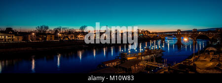 Bellissimo paesaggio del fiume - coperta ponte sul fiume Ticino a Pavia - paesaggio italiano panorama Foto Stock