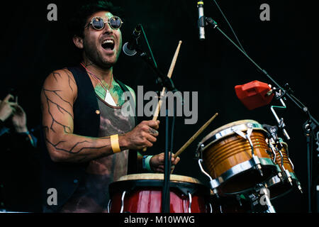 Il Swedish-Latin rock psichedelico band Sudakistan esegue un concerto dal vivo presso il Danish music festival Roskilde Festival 2016. Qui il musicista Carlos Amigo a percussione è visto dal vivo sul palco. Danimarca, 27/06 2016. Foto Stock