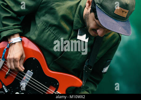 Il Swedish-Latin rock psichedelico band Sudakistan esegue un concerto dal vivo presso il Danish music festival Roskilde Festival 2016. Qui bass player Maikel Gonzalez è visto dal vivo sul palco. Danimarca, 27/06 2016. Foto Stock