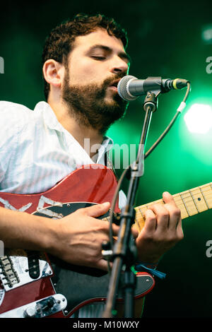 Il Swedish-Latin rock psichedelico band Sudakistan esegue un concerto dal vivo presso il Danish music festival Roskilde Festival 2016. Qui il chitarrista e cantante Michell Serrano è visto dal vivo sul palco. Danimarca, 27/06 2016. Foto Stock