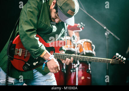 Il Swedish-Latin rock psichedelico band Sudakistan esegue un concerto dal vivo presso il Danish music festival Roskilde Festival 2016. Qui bass player Maikel Gonzalez è visto dal vivo sul palco. Danimarca, 27/06 2016. Foto Stock