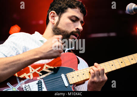 Il Swedish-Latin rock psichedelico band Sudakistan esegue un concerto dal vivo presso il Danish music festival Roskilde Festival 2016. Qui il chitarrista e cantante Michell Serrano è visto dal vivo sul palco. Danimarca, 27/06 2016. Foto Stock