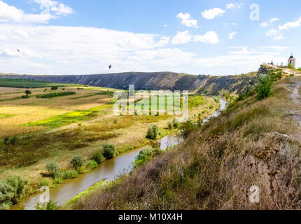 Paesaggio di Vecchio Orhei, Moldavia, con il monastero e la valle e la pianura del fiume Raut Foto Stock