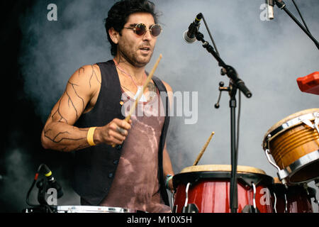 Il Swedish-Latin rock psichedelico band Sudakistan esegue un concerto dal vivo presso il Danish music festival Roskilde Festival 2016. Qui il musicista Carlos Amigo a percussione è visto dal vivo sul palco. Danimarca, 27/06 2016. Foto Stock