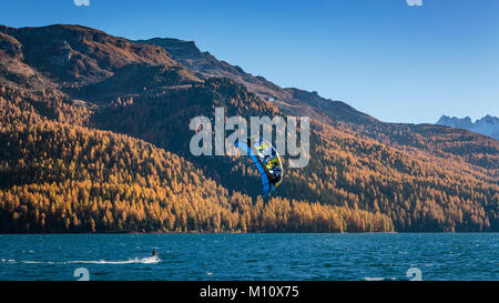 Wind surf sul lago di Silvaplana con la caduta delle foglie colore in larice alberi in Engadina, Graubuden, Svizzera, Europa. Foto Stock