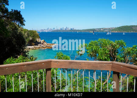 La città di Sydney e il Sydney Harbour da lookout lungo South Head Heritage Trail, Watsons, Sydney, Australia. Foto Stock