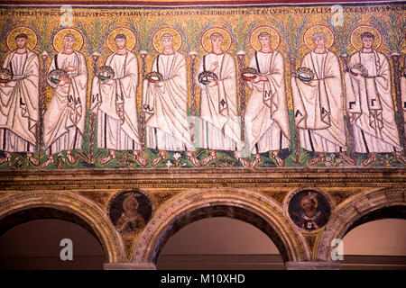 Mosaico di santi nella Basilica di Sant Apollinare Nuovo in Ravenna Italia Foto Stock