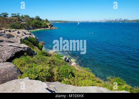 La città di Sydney e il Sydney Harbour da lookout lungo South Head Heritage Trail, Watsons, Sydney, Australia. Foto Stock