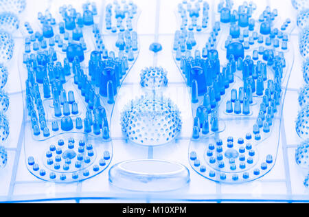 Piedi in plastica blu pad massaggio isolati su sfondo bianco. Foto Stock