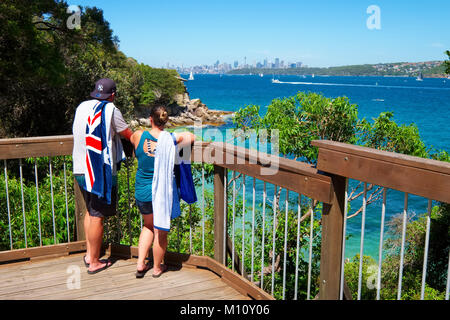 Le persone sono godendo la vista della città di Sydney e il Sydney Harbour da lookout lungo South Head Heritage Trail, Watsons, Sydney, Australia. Foto Stock