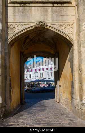 Wells Somerset Inghilterra Maggio 4, 2016 Il Vescovo's Eye porta dal luogo di mercato per il Palazzo del Vescovo Foto Stock