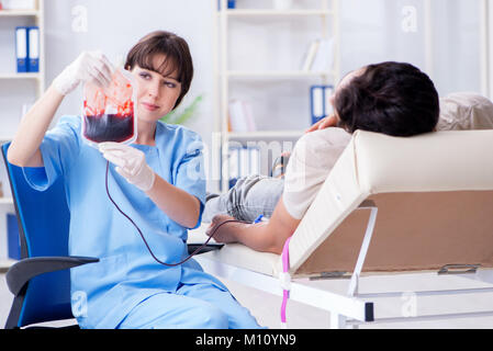 Paziente ottenere la trasfusione di sangue in ospedale Foto Stock