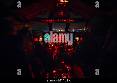 I piloti dal ventitreesimo bomba Expeditionary Squadron terra un B Stratofortress a RAF Fairford, Inghilterra dopo una missione di addestramento Gen 17, 2018. A sostegno del bomber e garanzia di operazioni di dissuasione. Lo scopo della distribuzione di Air Force Global Strike Command's B-52s e gli avieri a RAF Fairford è di esercitare uno stato di disponibilità a Stati Uniti Forze Aeree in Europa in avanti della posizione operativa per i bombardieri strategici. (U.S. Air Force foto di Tech. Sgt. Joshua J. Garcia) Foto Stock