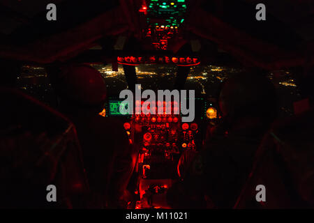 I piloti dal ventitreesimo bomba Expeditionary Squadron prepararsi a terra un B Stratofortress a RAF Fairford, Inghilterra, dopo una missione di addestramento gen. 17, 2018 a sostegno del bomber e garanzia di operazioni di dissuasione. Circa 300 aviatori e quattro B-52H Stratofortress aeromobile assegnati per la quinta ala bomba a Minot Air Force Base, N.D., partecipano al giunto e allied formazione per migliorare l'interoperabilità bombardiere. (U.S. Air Force foto di Tech. Sgt. Joshua J. Garcia) Foto Stock