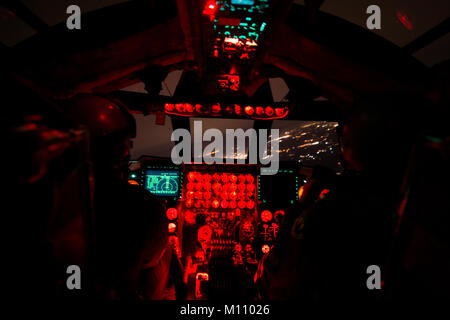 I piloti dal ventitreesimo bomba Expeditionary Squadron prepararsi a terra un B Stratofortress a RAF Fairford, Inghilterra, dopo una missione di addestramento Gen 17, 2018. A sostegno del bomber e garanzia di operazioni di dissuasione. Circa 300 aviatori e quattro B Stratofortress aeromobile assegnati per la quinta ala bomba a Minot Air Force Base, N.D., vengono distribuiti a RAF Fairford a condurre il teatro di integrazione e formazione di volo. (U.S. Air Force foto di Tech. Sgt. Joshua J. Garcia) Foto Stock