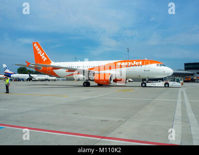 Cracovia in Polonia - Giugno 27, 2017: EasyJet Airbus A320 con una spinta indietro tug on International Aeroporto Balice di Cracovia Foto Stock