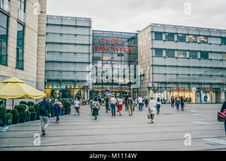 La gente che camminava sul quadrato accanto alla Galeria Krakowska shopping centre in Cracovia in Polonia Foto Stock