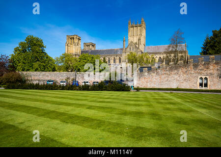 Wells Somerset in Inghilterra il 4 maggio 2016 la Cattedrale vista dal palazzo del vescovo Foto Stock