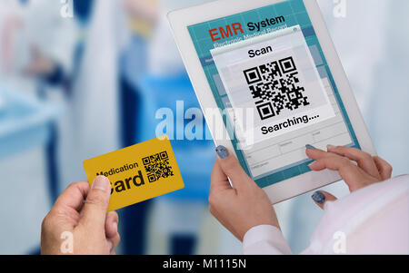 Medico utilizzando computer tablet per eseguire la scansione del codice QR dalla scheda di farmaci e ricerca per la registrazione del paziente. Foto Stock