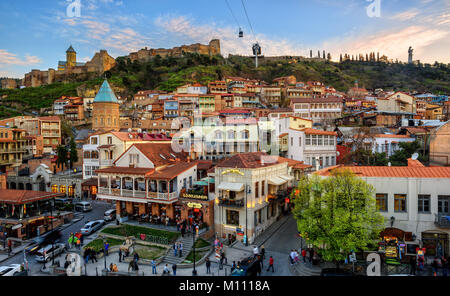 Tbilisi, Georgia - 06 Aprile: Tbilisi vecchia piazza principale Meidan attrae molti turisti e la gente del posto con i suoi negozi e ristoranti. Il 6 aprile 2017 Foto Stock