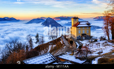 Vista panoramica della città di Lugano, Lago di Lugano e il Monte San Salvatore dal Monte Bre, Ticino, Svizzera, in inverno Foto Stock