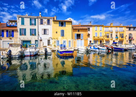 Case colorate riflettendo in canal, Martigues Città Vecchia, Provenza, Francia Foto Stock