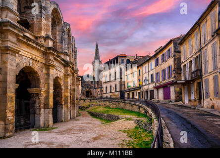 Arles Città Vecchia e anfiteatro romano, Provenza, Francia nel drammatico la luce del tramonto Foto Stock