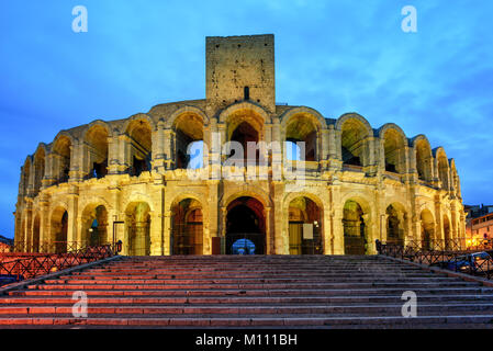 Anfiteatro romano di Arles, Francia, illuminata di sera tardi Foto Stock