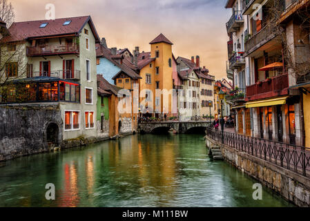 Tradizionali case medievali su un fiume Thiou nella storica città vecchia di Annecy, Savoia, Francia, nel drammatico la luce del tramonto Foto Stock
