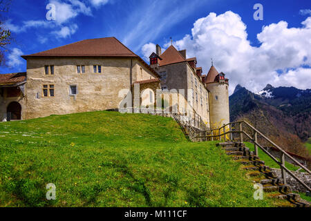 Il castello medievale di Gruyeres nel Cantone di Friburgo, è uno dei più famosi castelli della Svizzera Foto Stock