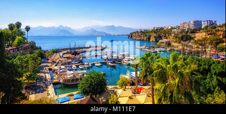 Vista panoramica di Antalya Città Vecchia porta, sui monti Taurus e Mediterrranean Sea, Turchia Foto Stock