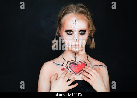 Ragazze giovani con amore il trucco. Trucco Artistico con cuore rosso Foto Stock