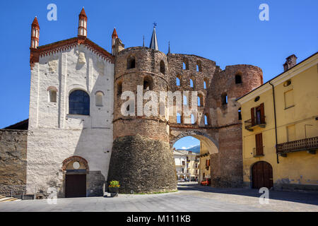 L antica Porta Savoia (Savoia gate) e Cattedrale di Susa nel centro storico della città di Susa, la Valle di Susa, Piemonte, Italia Foto Stock