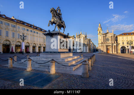 Piazza San Carlo e il monumento in bronzo di Emanuele Filiberto, Duca di Savoia, su un cavallo, nel centro della città di Torino, Italia Foto Stock