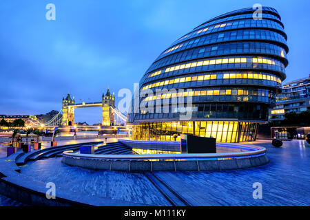 Londra, Inghilterra - 25 luglio 2017: il Municipio di Londra e al Tower Bridge nel blu la luce del mattino, London, England, Regno Unito Foto Stock