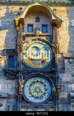 Il famoso municipio orologio nella città vecchia di Praga. Foto Stock