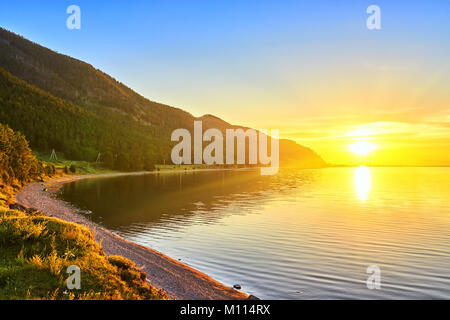 Alba sul lago Baikal. Tranquilla mattina presto in luglio sulla spiaggia. Regione di Irkutsk. La Russia Foto Stock